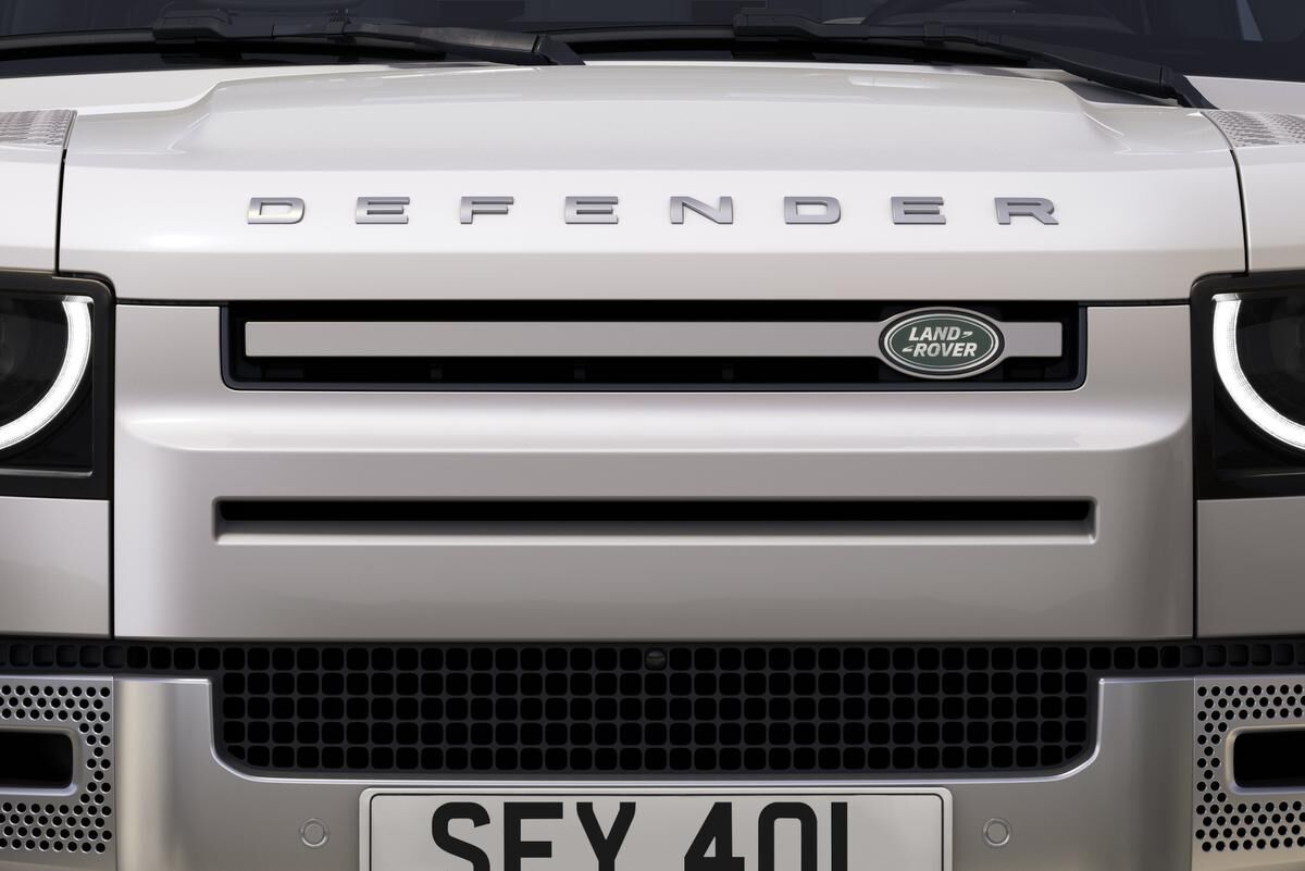 e_front_grille_of_the_three_row_defender_002_